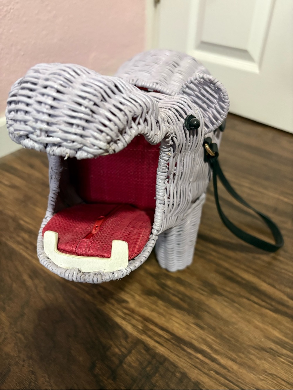 Wickerdarling wicker Hippo Crossbody Bag in Light Gray - Picture 2 of 3